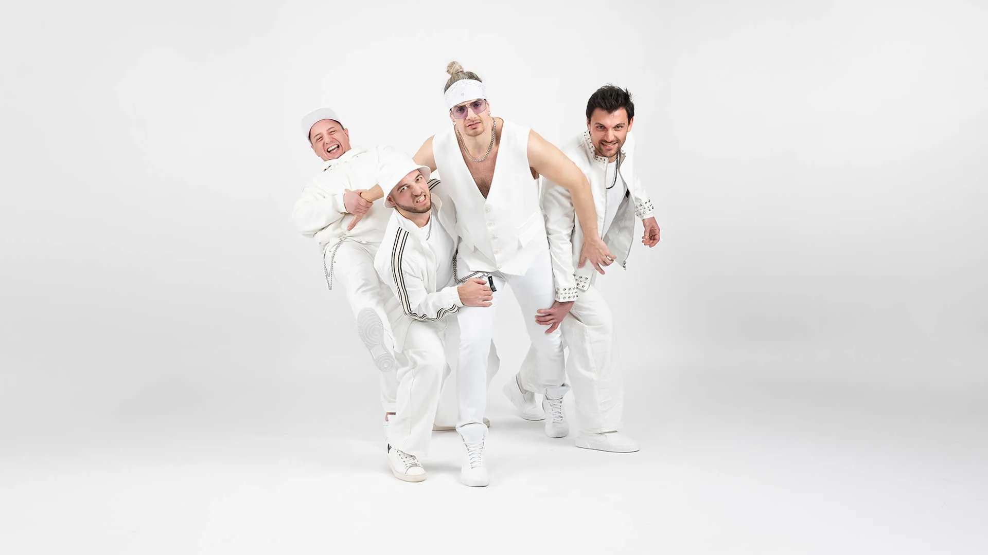 Rocket Roulette, i quattro membri della band vestiti di bianco in posa